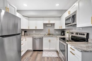 冷蔵庫、電子レンジ、オーブン、コンロ