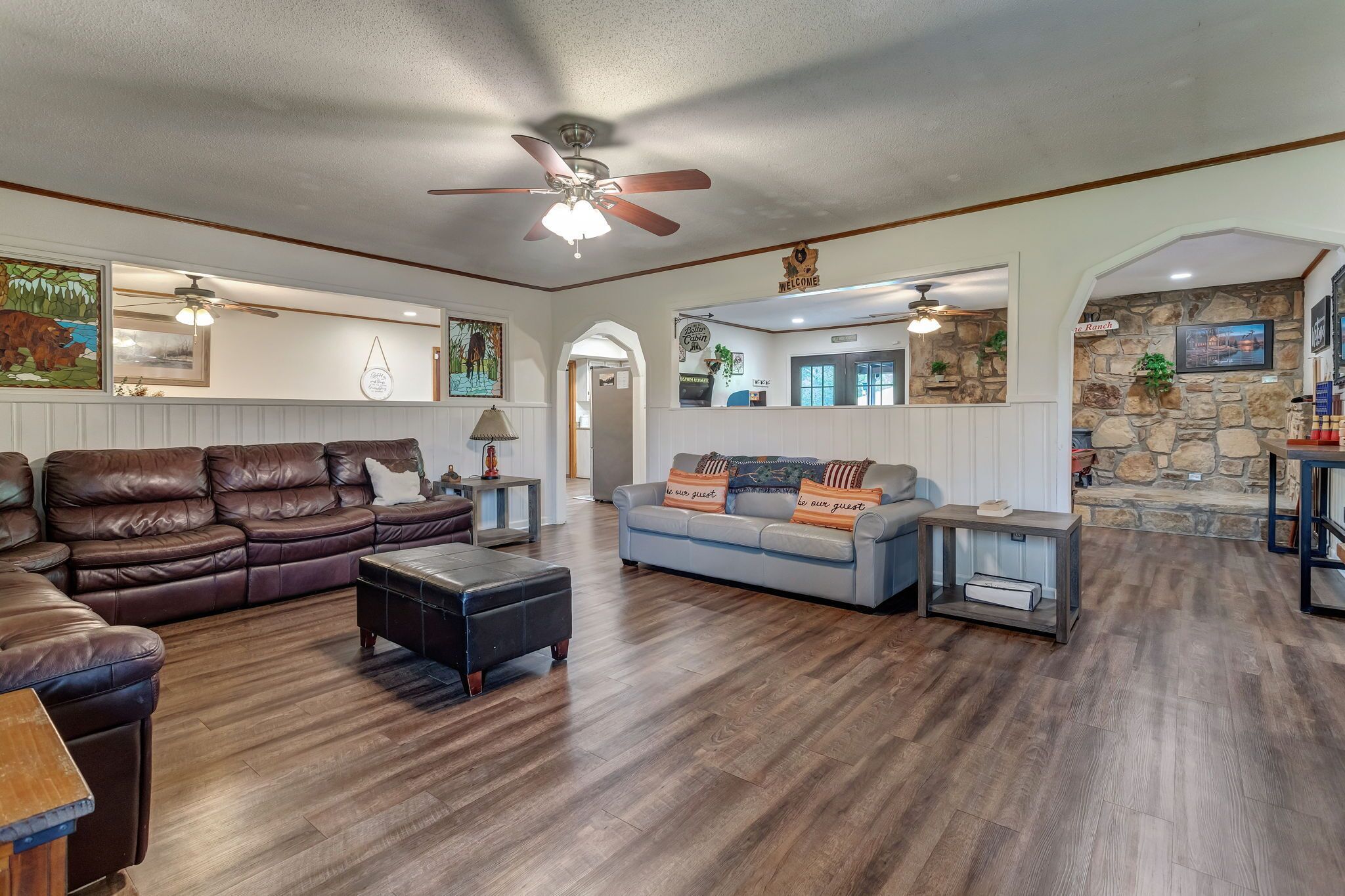 Smart TV, chimenea y libros 