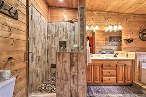 Bathtub, hair dryer, towels, soap - Secluded Upscale Smoky Mountain Retreat - Hot Tub, Game Room,  Near Pigeon Forge (Sevier County)