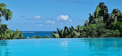 Villa exclusive avec piscine vue panoramique sur la mer et la forêt, parc, wifi.