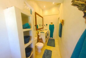 Shower, towels, soap, shampoo - Villa exclusive avec piscine vue panoramique sur la mer et la forêt, parc, wifi. (ile sainte marie)