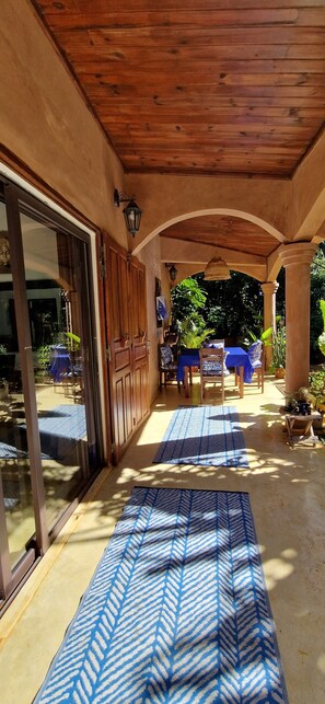 Outdoor dining - Villa exclusive avec piscine vue panoramique sur la mer et la forêt, parc, wifi. (ile sainte marie)