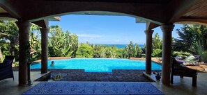 Outdoor pool - Villa exclusive avec piscine vue panoramique sur la mer et la forêt, parc, wifi. (ile sainte marie)