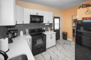 Køleskab, mikrobølgeovn, ovn, kogeplade