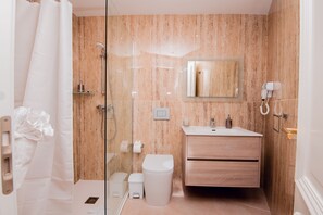 Habitació Deluxe | Bany | Dutxa, capçal de dutxa tipus cascada i articles de tocador gratuïts 