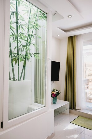 Junior Studio Suite | Memory foam beds, minibar, in-room safe, desk