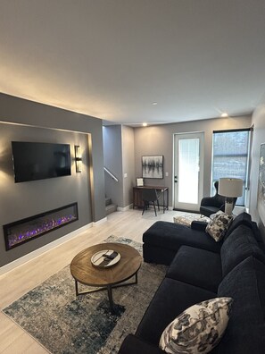 Smart TV y chimenea