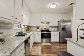 Kylskåp, mikrovågsugn, ugn och spishäll