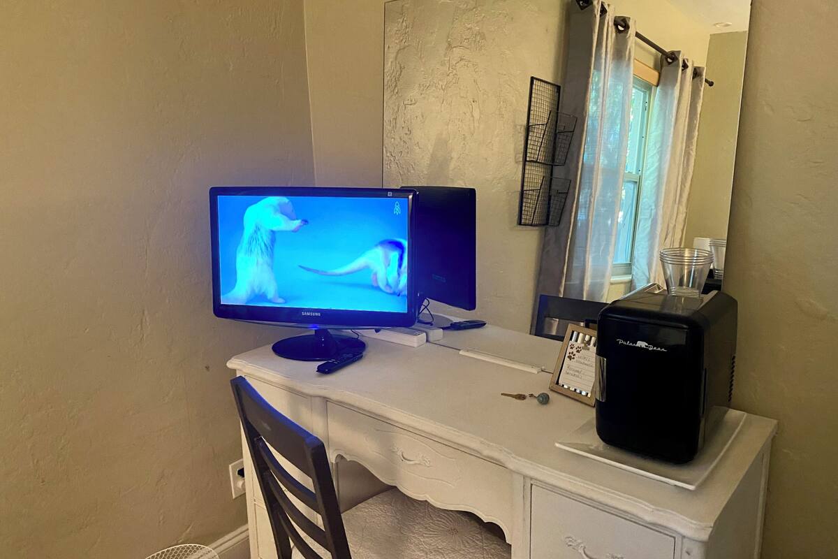 Economy Room | In-room safe, WiFi (free), individually decorated