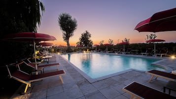 Una piscina al aire libre de temporada