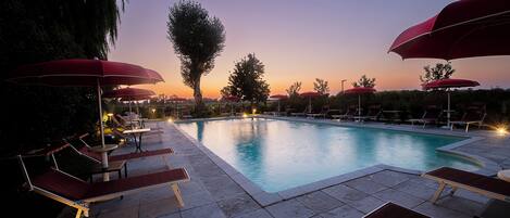 Una piscina al aire libre de temporada