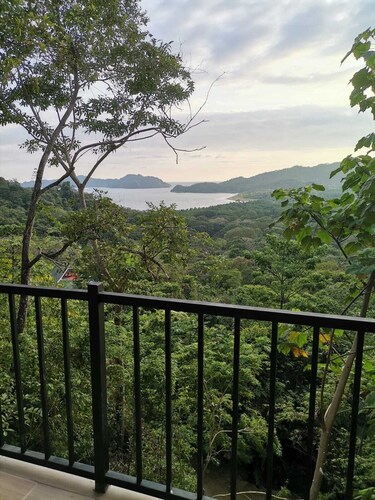 Bungalow, floor 2, amazing Ocean View, king-size bed,10 min from Curu Nat Park