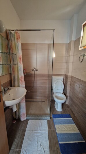 Deluxe Triple Room | Bathroom | Slippers - Guesthouse Rose (Sarajevo)
