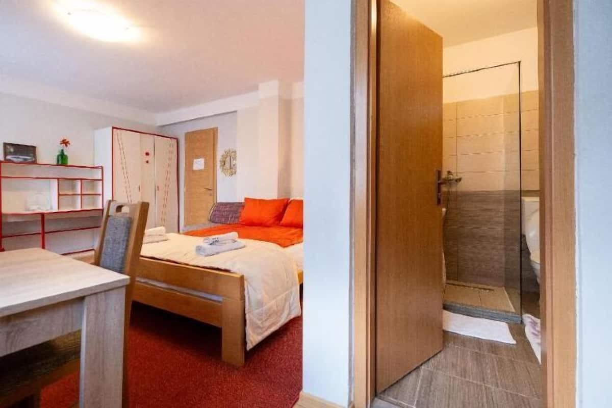 Zimmersafe, Verdunkelungsvorhänge, schallisolierte Zimmer