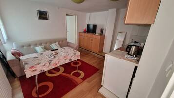 Deluxe Twin Room | Living area