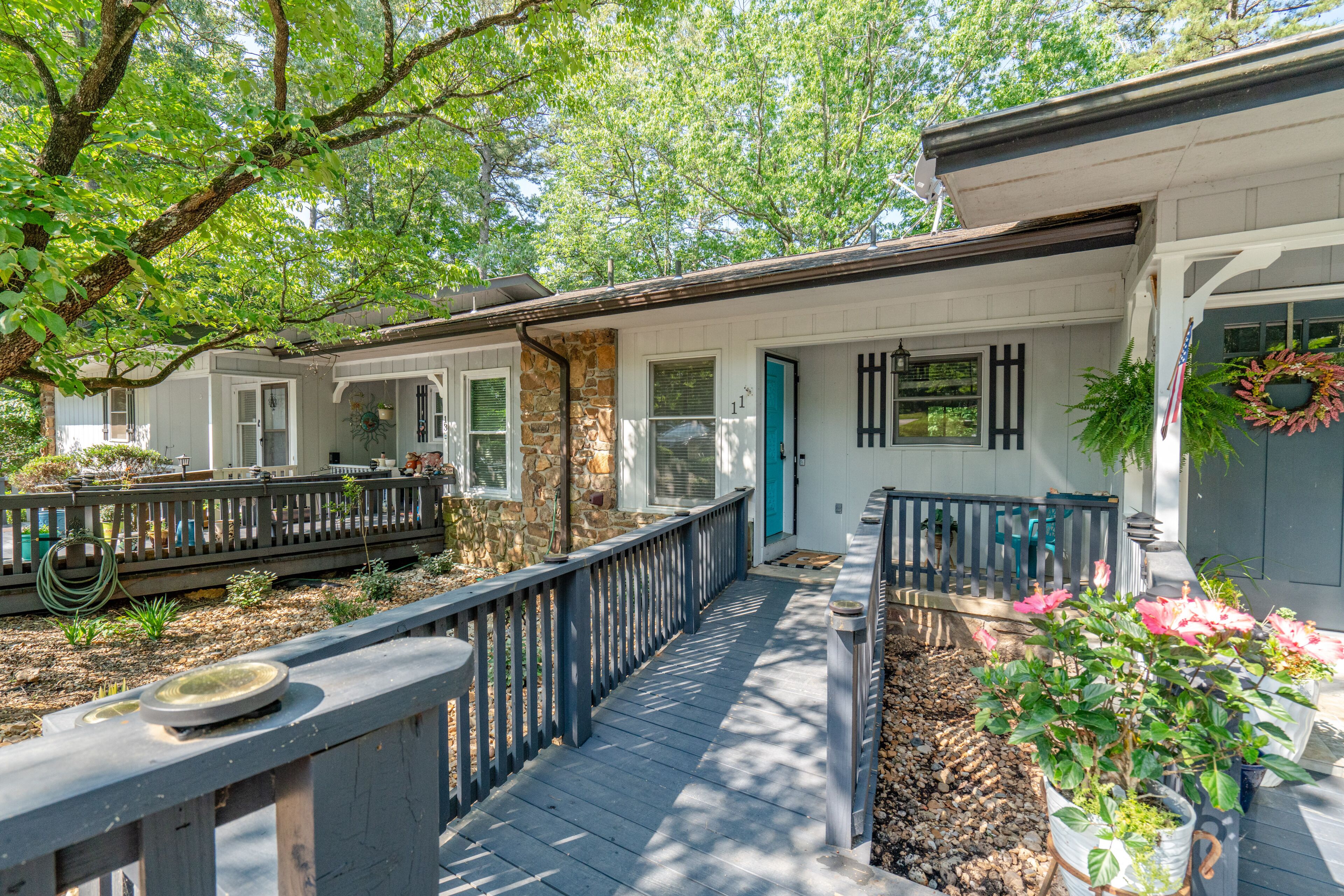 Quiet Shady Lakehouse. Beautifully Decorated Townhome.