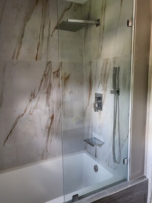 Handtücher, Seife, Shampoo, Toilettenpapier