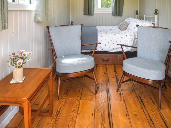 1 bedroom, bed sheets