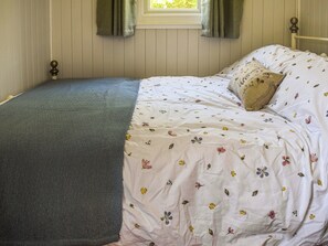 1 bedroom, bed sheets