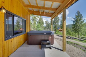 Terrace/patio - Lakeside Cabin w/ Hot Tub: 3 Mi to Flathead Lake! (Lakeside)