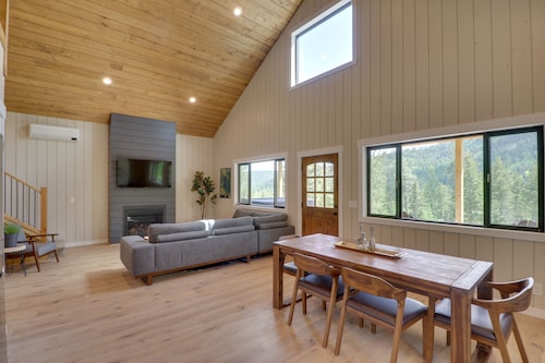 Lakeside Cabin w/ Hot Tub: 3 Mi to Flathead Lake!