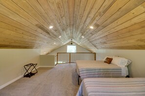 2 bedrooms, desk, iron/ironing board, travel cot - Lakeside Cabin w/ Hot Tub: 3 Mi to Flathead Lake! (Lakeside)