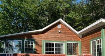 Cozy lake cabin with your own private dock. Secluded lot close to the city!