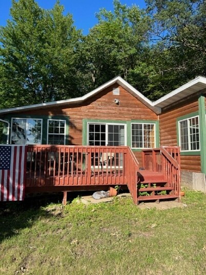 Cozy lake cabin with your own private dock. Secluded lot close to the city! 