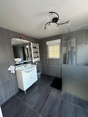 Shower, towels