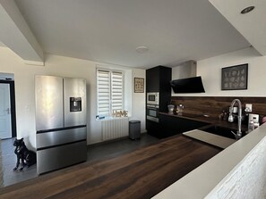 ثلاجة، ميكروويف، فرن، موقد طهي مسطح