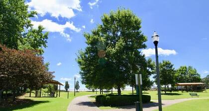 10 minutes from Airport! 15 mins from Downtown Atlanta and major attractions.