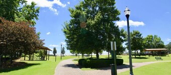 10 minutes from Airport! 15 mins from Downtown Atlanta and major attractions.