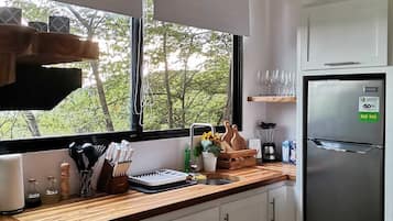 Køleskab, kogeplade, kaffe-/temaskine, brødrister