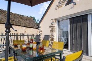 Outdoor dining - Gîte La Bergerie 5/6 Pers (LACHAMP-RIBENNES)
