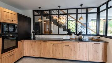 Een koelkast, een microgolfoven, een oven, een vaatwasser