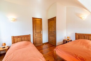 4 habitaciones, cuna de viaje y wifi gratis 