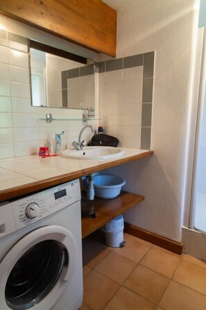 Douche, sèche-cheveux