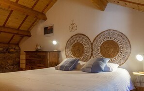 2 bedrooms, iron/ironing board, travel cot