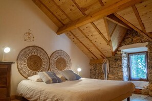 2 bedrooms, iron/ironing board, travel crib