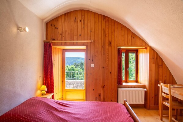 2 bedrooms, travel cot, free WiFi