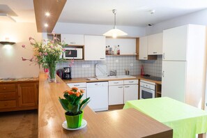 Kühlschrank, Mikrowelle, Ofen, Geschirrspüler