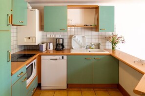 Kühlschrank, Mikrowelle, Geschirrspüler, Hochstuhl