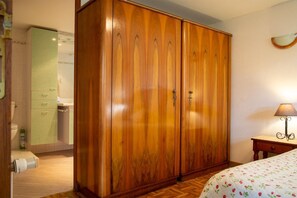 1 bedroom, iron/ironing board, travel cot, free WiFi - Gîte LA Parro Gvl082 (CULTURES)