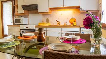 Réfrigérateur, micro-ondes, four, grille-pain