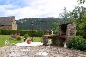Outdoor dining - Gîte LA Parro Gvl082 (CULTURES)