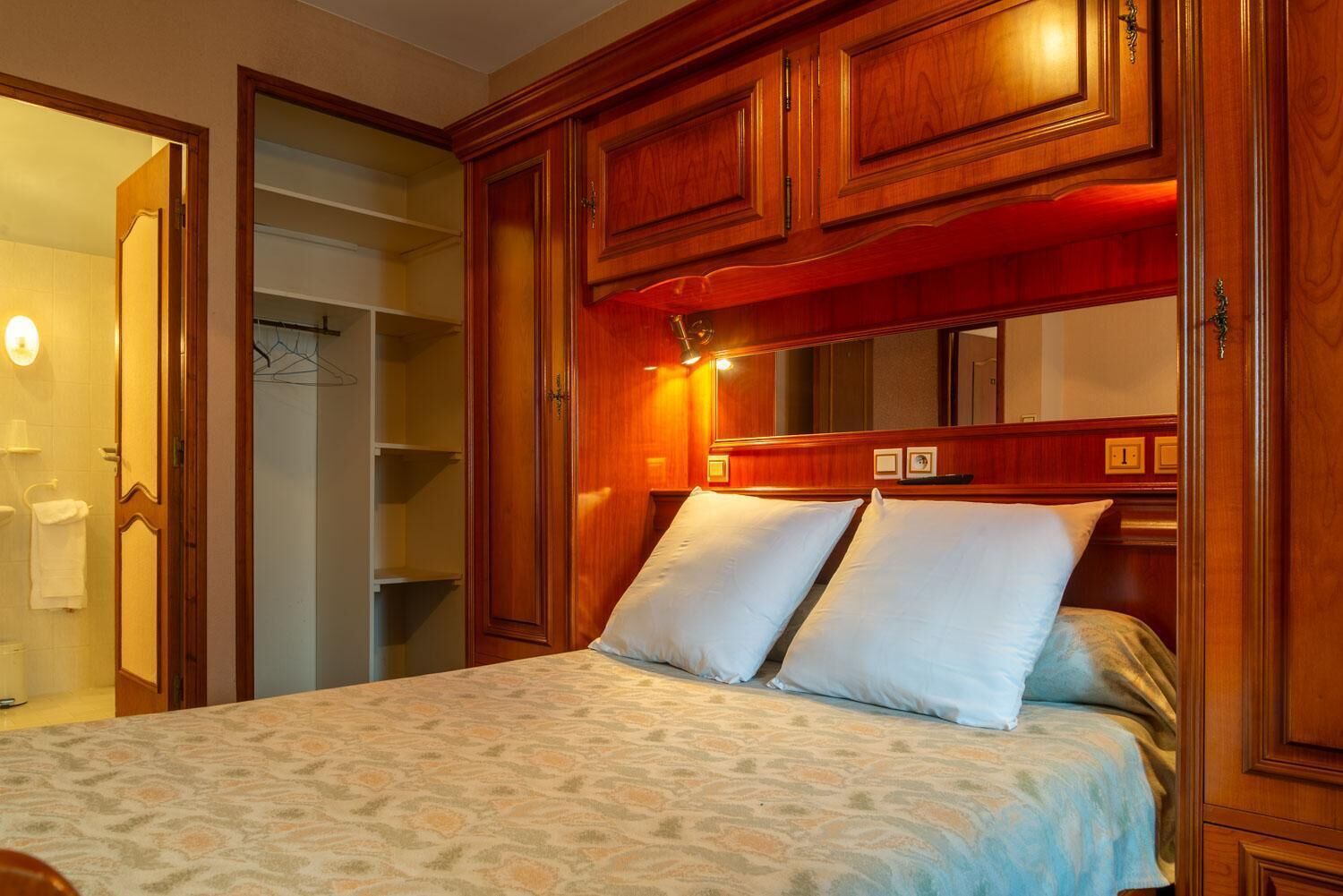 6 camere, Wi-Fi gratuito