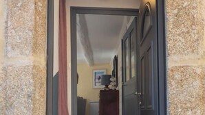 A stone-walled hallway leading to a room with a door and a small step. - L'Oustal de Pagat - LES HERMAUX (LES HERMAUX)