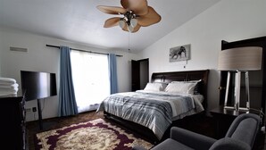 3 bedrooms, in-room safe, desk, iron/ironing board - Nice and spacious home with a movie theater for entertainment and relaxation. (Oklahoma City)