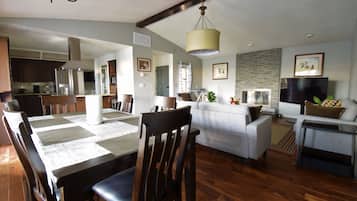 Smart TV, fireplace, DVD player, stereo