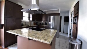 Coffee/tea maker, fridge, microwave, oven - Nice and spacious home with a movie theater for entertainment and relaxation. (Oklahoma City)